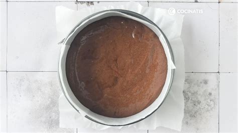 Molde de 20 cm forrado con papel de horno arrugado, listo para la mezcla