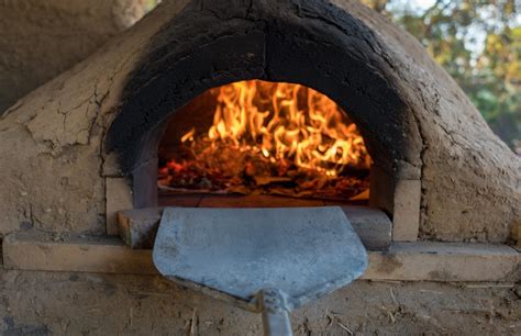 Representación esquemática de un horno primitivo de adobe con forma abovedada y una sola entrada.