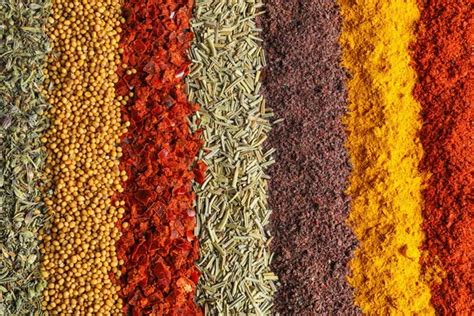 Primer plano de especias variadas para curry: cúrcuma, comino, cilantro