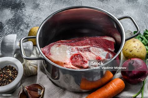 olla a presión con carne y verduras en cocción