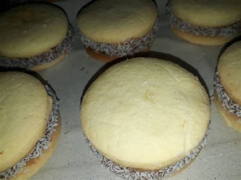 Alfajores de harina de arroz sin TACC terminados y decorados
