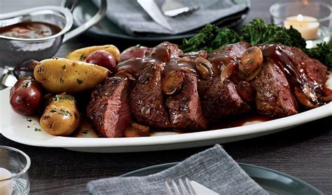 Fotografía de un plato de Chateaubriand servido con salsa y puré de patatas