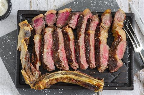 Imagen de un chuletón de vaca jugoso y bien hecho