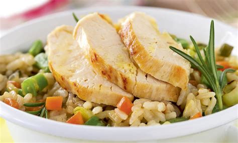 Plato de pollo agridulce con arroz y verduras, colorido y brillante