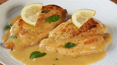 Plato terminado de pechuga de pollo a la pimienta, servido elegantemente.