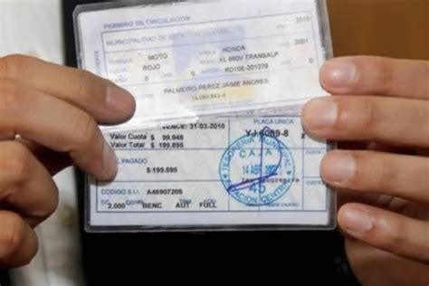 Fotografía de un minibús de transporte privado con el Permiso de Circulación visible