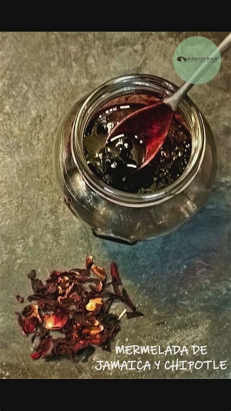 Foto de mermelada de ají rojo en un frasco, con ajíes frescos de fondo