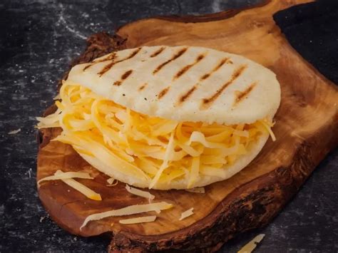 Arepas venezolanas rellenas con diablito y queso