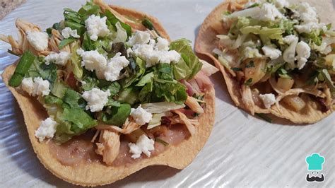 Imagen final de las tostadas de cebolla con queso de cabra caramelizado.