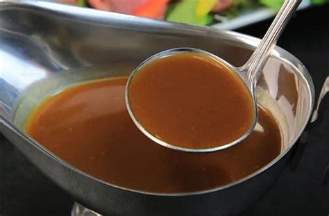 Ingredientes básicos para una salsa española: roux, verduras y caldo