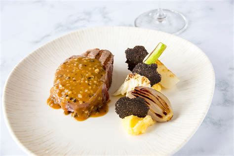 Carne con salsa Périgueux y láminas de trufa negra