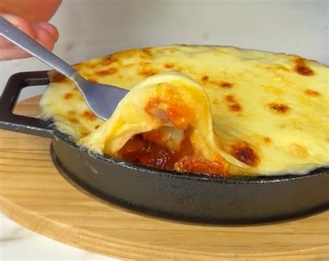fotografía de un pastel de papa con chorizo y queso gratinado
