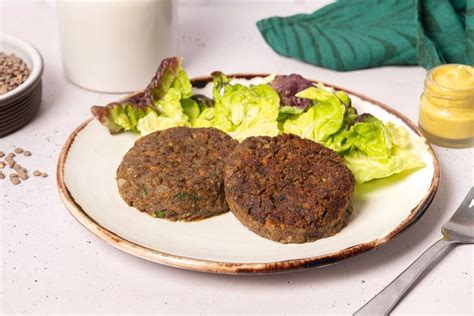 Plato de hamburguesas de lentejas con acompañamientos saludables