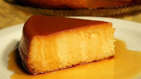 Ilustración de un budín de pan casero recién desmoldado, decorado con pasas y un ligero baño de caramelo.