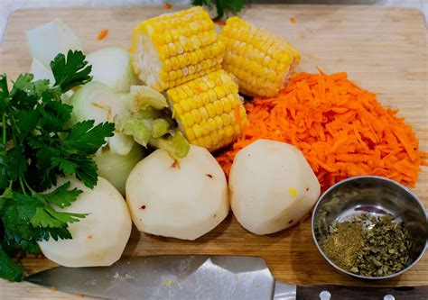 Ingredientes frescos para cazuela, incluyendo carne de vacuno, verduras y especias