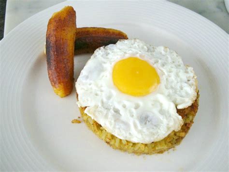 Tacu Tacu con huevo frito, plátanos fritos y sarsa criolla