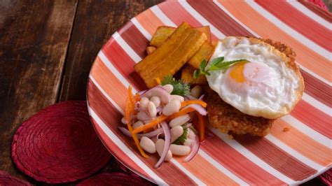 Tacu Tacu en forma de 'rollo' con huevo y plátano frito