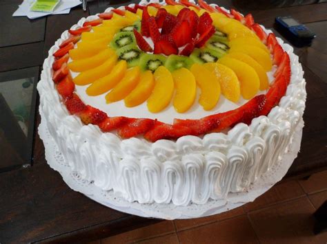 Torta de duraznos y crema terminada, decorada con frutas frescas