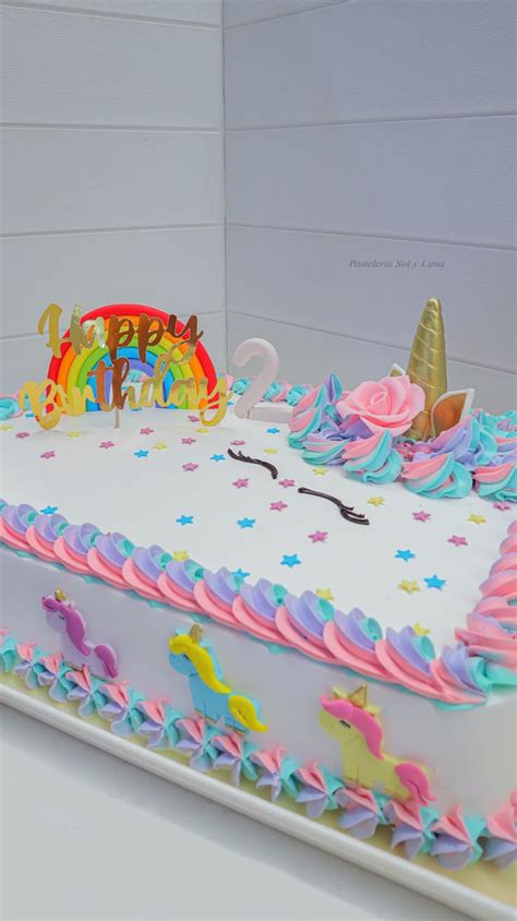 Primer plano de la decoración de rosetones de buttercream en un pastel de unicornio