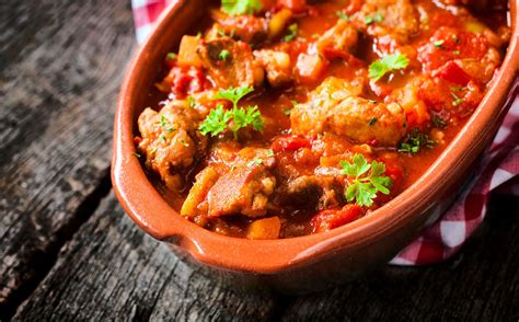 Plato de jurel a la donostiarra servido en una cazuela de barro.