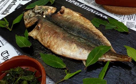 Jurel abierto por la mitad, listo para retirar las espinas.