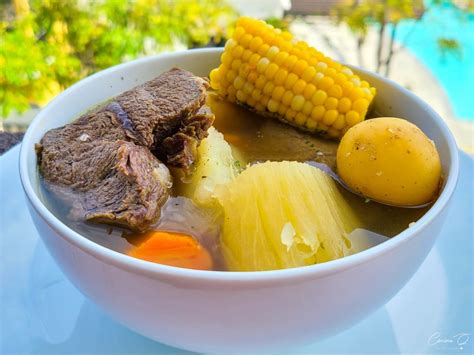 Olla con carne y vegetales cociéndose lentamente