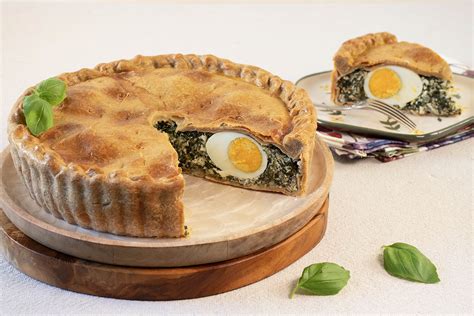 Infografía con los pasos clave de la preparación de la tarta Pascualina, desde la masa hasta el horneado.