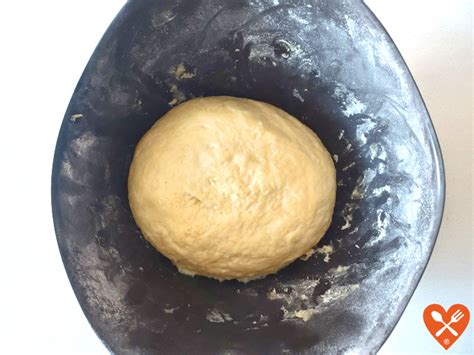 Diagrama mostrando cómo estirar los bollos de masa y formar las capas en la tartera.