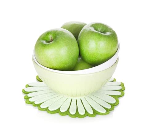 Manzanas en un frutero, una de ellas empezando a pudrirse