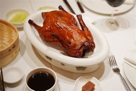 Mesa con todos los ingredientes para preparar pato laqueado