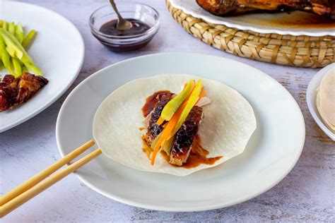 Primer plano de una crepe de pato laqueado rellena
