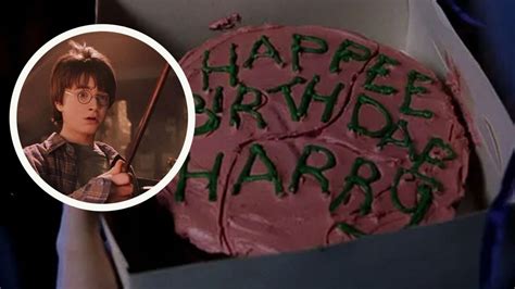 Hagrid entregando el pastel de cumpleaños a Harry Potter en la cabaña
