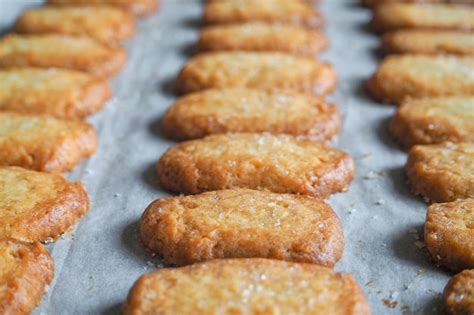 Foto de galletas de coco y mantequilla recién horneadas