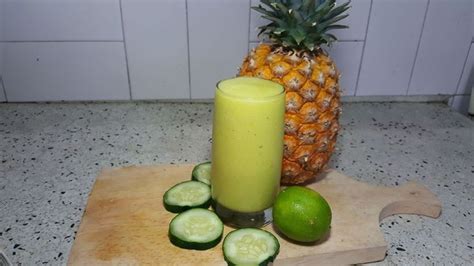 Un refrescante jugo de piña con pepino y limón