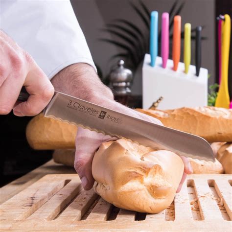 Foto de cuchillo panero limpio junto a un pastel