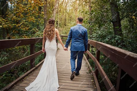 Una pareja de recién casados caminando entre un pasillo de invitados que sostienen luces de bengala encendidas, creando un túnel de luz.