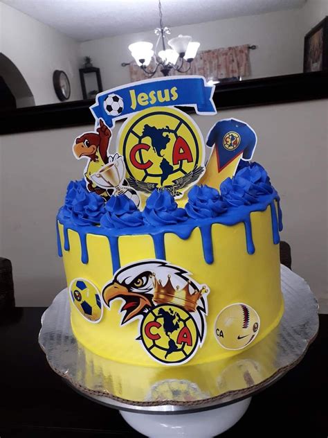 Pastel del Club América con el escudo del águila y los colores azulcrema