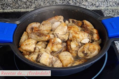 Champiñones dorándose en la sartén