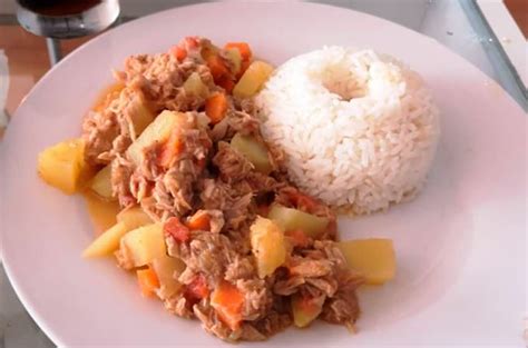Guiso de atún recién servido en un plato