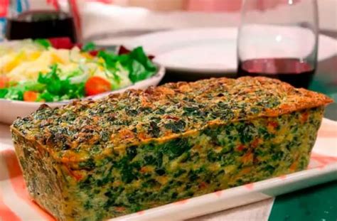 Plato de budín de acelga recién horneado con una textura firme y dorada