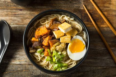 Plato de ramen vegano casero con vegetales y tofu