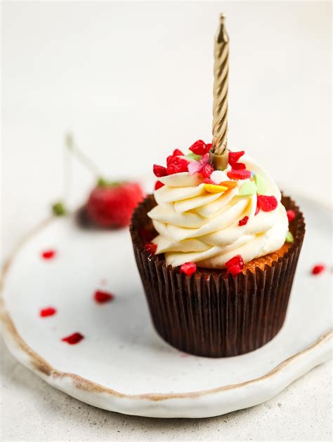 Foto de un cupcake abierto mostrando el relleno de cereza