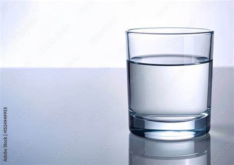 Vaso de agua pura y cristalina