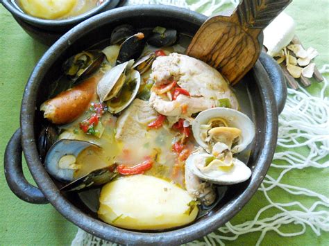 Ingredientes frescos para curanto, incluyendo mariscos y papas