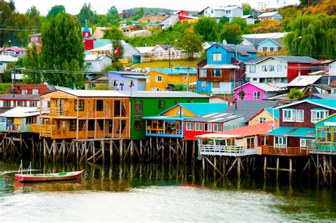 Palafitos de Chiloé con restaurantes costeros