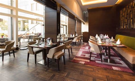 Ambiente acogedor de un restaurante chilote en Santiago