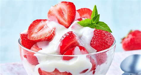 Imagen de la crema Chantilly servida en un postre elegante, con fresas y menta.
