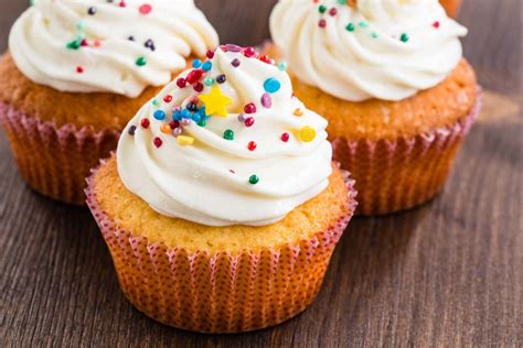 Fotografía de cupcakes de vainilla decorados con glaseado y chispas
