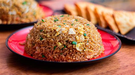 Arroz Chaufa peruano en un tazón con palillos