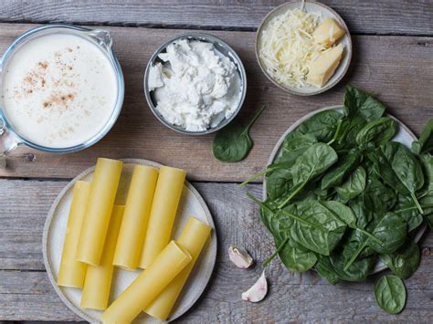 Ingredientes frescos para canelones de espinacas: ricotta, espinacas, queso, huevos